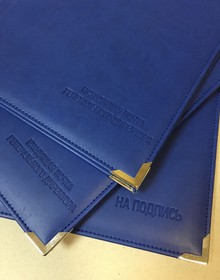 Изготовление папок из синего кожзама, внутри папка выклеена бархатом, золотые углы и лента для крепления листа внутри от 1500 руб