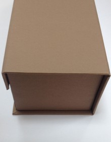 Коробка с откидной крышкой на магнитах.